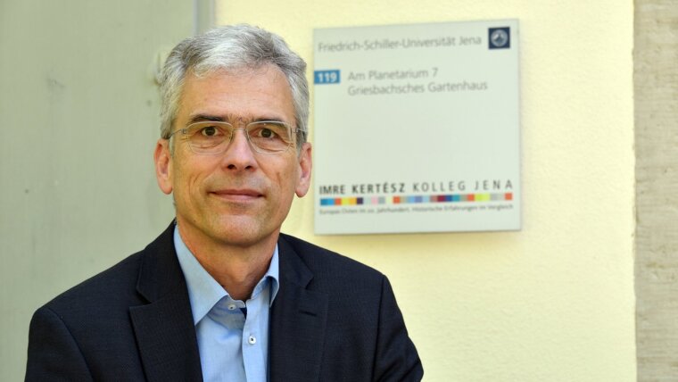 Joachim von Puttkamer ist Professor für Osteuropäische Geschichte an der Universität Jena und leitet das »Imre Kertész Kolleg«.