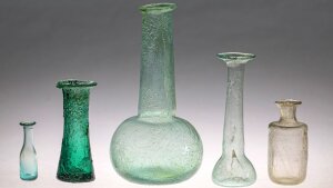 Fünf römische Glasbalsamarien aus Garizim (Palästina) aus dem 3./4. Jh. n. Chr., Teil der Antikensammlung des Instituts für Altertumswissenschaften der Uni Jena.