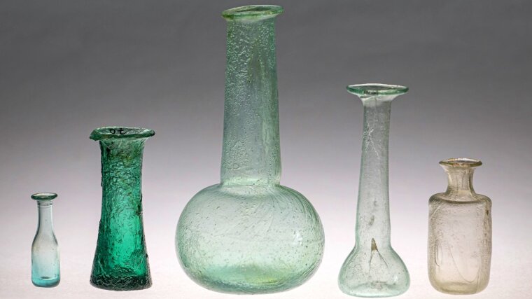 Five Roman glass balsamaria from Garizim (Palestine) from the 3rd/4th century AD, part of the antiquities collection of the Institute of Classics at the University of Jena.