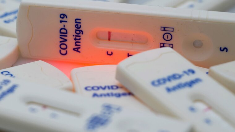 Testkassetten mehrerer COVID19-Antigen-Schnelltests.