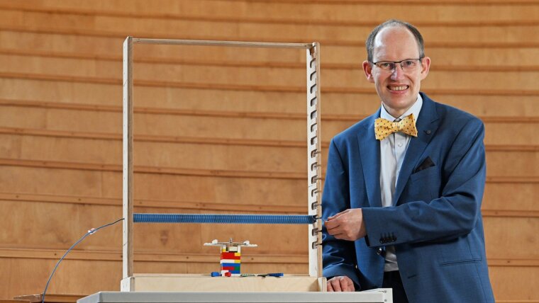 Prof. Dr Gerhard G. Paulus presents the »do-it-yourself« experimental set-up with which he and physics student Jonathan Bollig have uncovered a scientific fallacy.