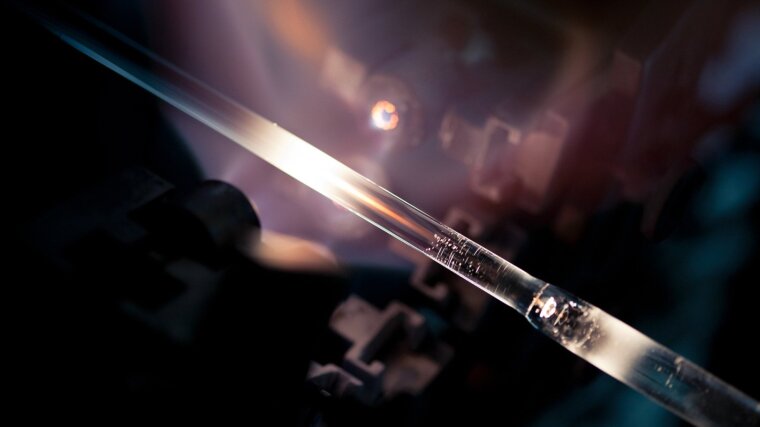 »Modified chemical vapour deposition« is used to create glass rods from which fibres can be drawn. Here you can see the moment when a tube collapses at the end of the experiment.