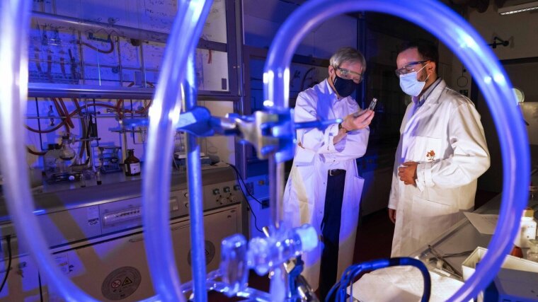 Prof. Dr. Wolfgang Weigand (l.) und sein Team erforschen den Reaktionsweg zur elektrokatalytischen Wasserstoffbildung.