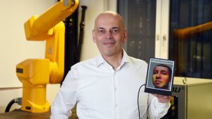 Prof. Dr. Joachim Denzler ist Spezialist für Computer Vision und hat eine KI mitentwickelt, die den emotionalen Gesichtsausdruck von Menschen automatisch erfasst (kleines Bild).