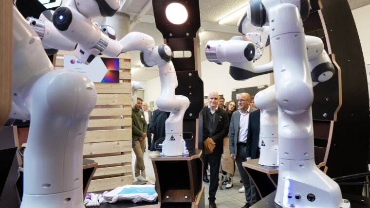 The Vice-President for Digitization of the University of Jena, Prof. Dr Christoph Steinbeck (centre left), pictured here together with Prof. Dr Georg Pohnert (right), Interim President of the University and Vice-President for Research, during a tour of the Federal Government's »Digital Summit« on 21 November 2023 in the campus building.