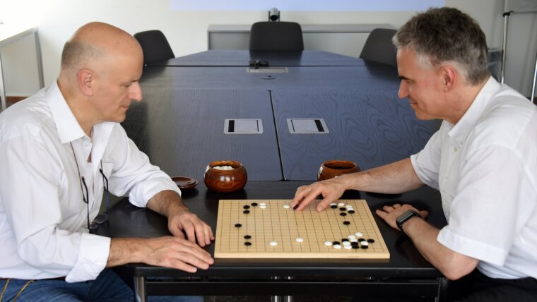 The idea of using AI to recognize chemical images came to the two researchers Christoph Steinbeck (left) and Achim Zielesny (right) in 2016, when the AI »Alpha-Go« defeated the world's best human Go player at that time.