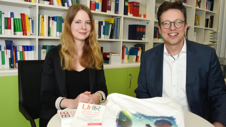 Prof. Dr. Volker Michael Jänich und Viktoria Schrön gehen juristischen Fragen zum Urheberecht bei der Nutzung generativer KI-Tools nach.