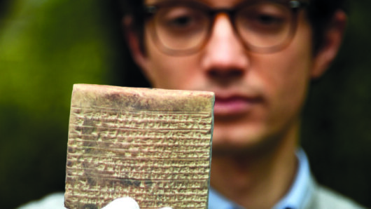Der Assyriologe Dr. Adrian Heinrich präsentiert eine in Keilschrift beschriebene Tontafel aus der Hilprecht-Sammlung der Universität Jena.