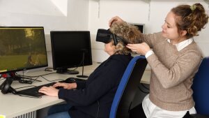 Ulrike Kruse with a test subject in the test lab. The psychologist has staged film sequences that eyewitnesses can use to identify suspects using VR glasses.
