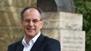 Wirtschaftswissenschaftler Prof. Dr. Uwe Cantner  erforscht und lehrt Mikroökonomik an der  Friedrich-Schiller-Universität Jena und ist  Vizepräsident für wissenschaftlichen Nachwuchs und Gleichstellung.