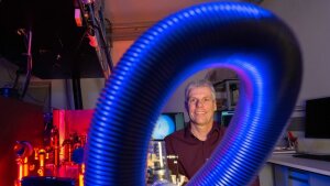 Prof. Dr. Carsten Ronning an einem Versuchsaufbau eines Photolumineszenzexperimentes.