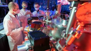 Prof. Dr. Gerhard Paulus, Doktorand Felix Wiesner und Dr. Silvio Fuchs (v. l.) in einem Laserlabor.