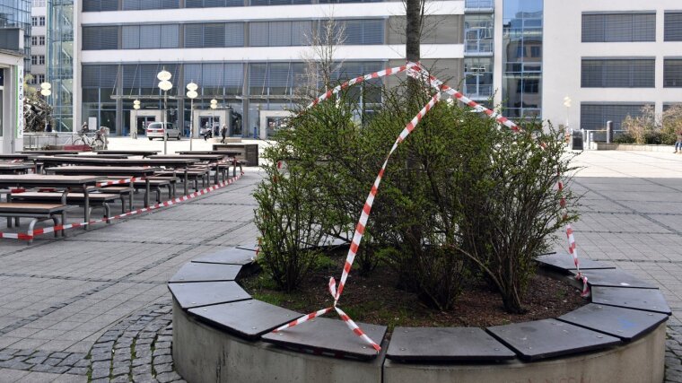 Prohibition of the right of entry in Jena. Closed benches on the university campus (March 2020)